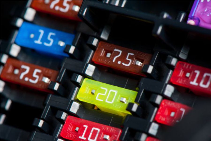 Por que meu carro queima os fusíveis? | São Lourenço Pneus | Niterói