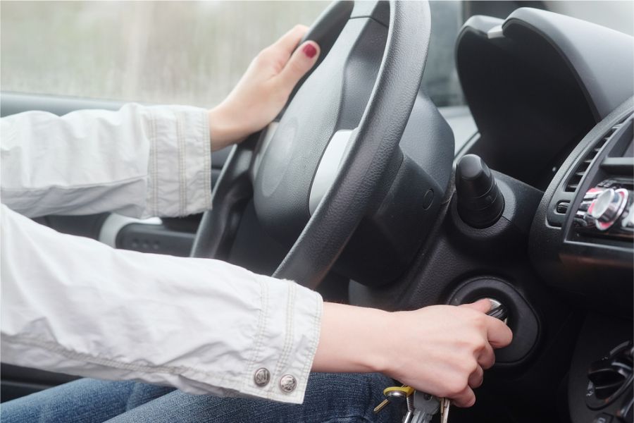 É preciso esquentar o motor antes de sair?