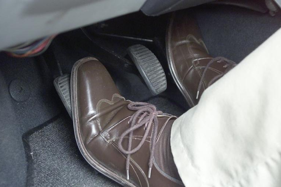 Entenda por que a embreagem do seu carro esta pesada | São Lourenço Pneus | Niterói