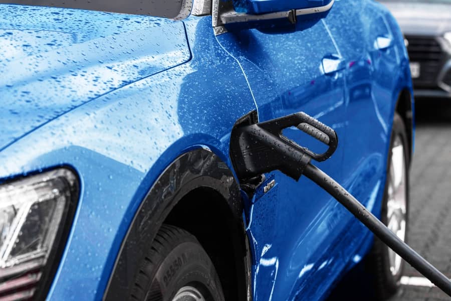 Será que é seguro carregar seu carro elétrico debaixo de chuva? | São Lourenço Pneus | Niterói